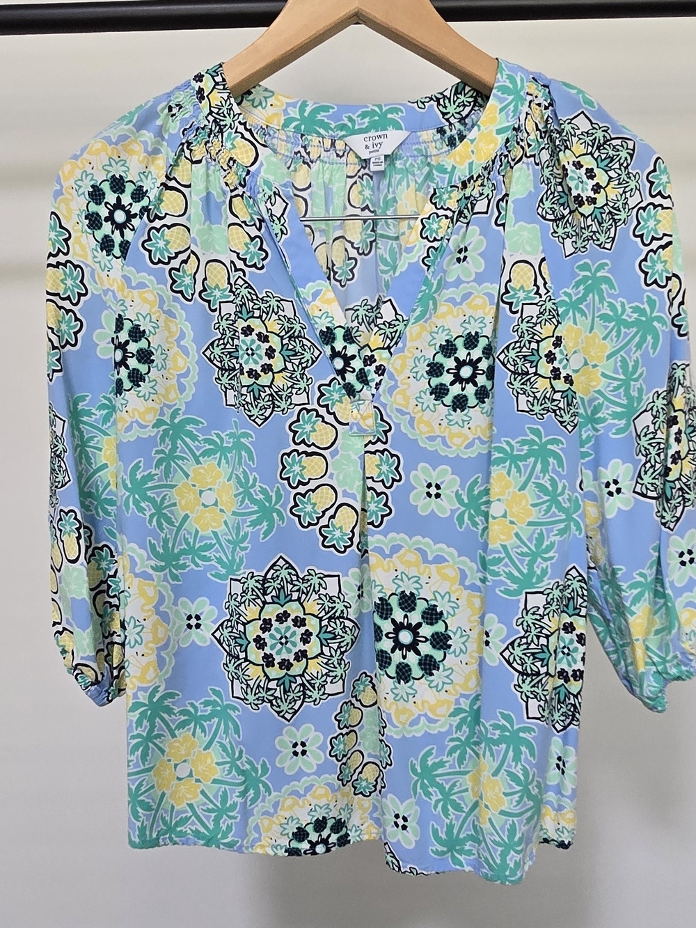 crown & ivy Blue Floral Medallion V-Neck Tunic Blouse